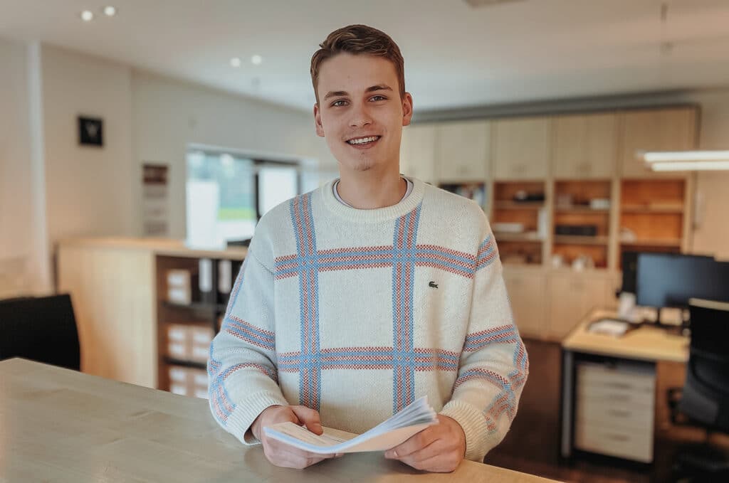 Auszubildender in der Abteilung.